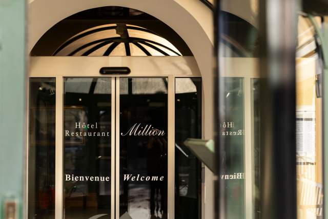 Vue d'extérieur de l'entrée - Hôtel Million · Hôtel Restaurant Albertville en Savoie